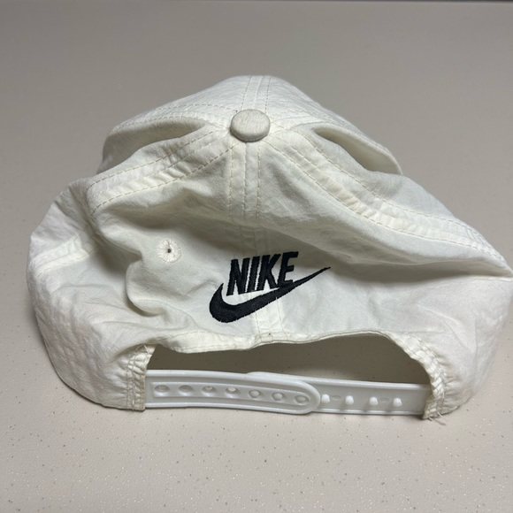 Vintage Nike SnapBack Hat - white - Picture 2 of 3